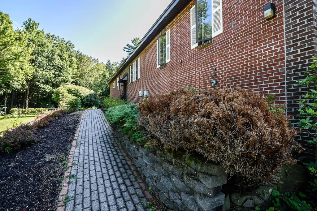 27 Scotts Drive Buxton ME 04093