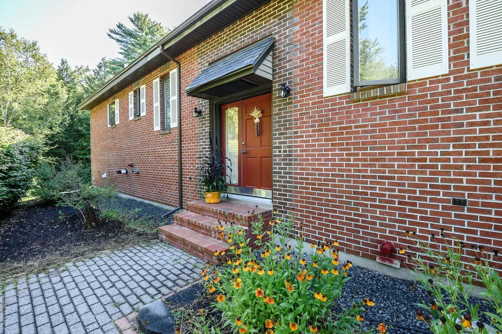 27 Scotts Drive Buxton ME 04093