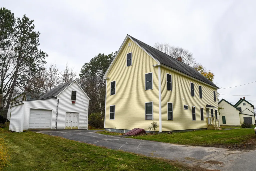 11 Wentworth Avenue Newport ME 04953