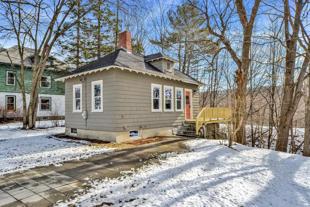 10 Densmore Court Hallowell ME 04347