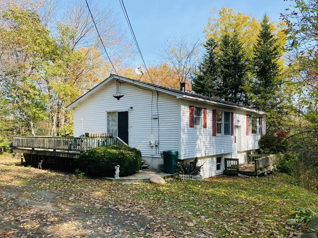 27 Cross Road Cushing ME 04563
