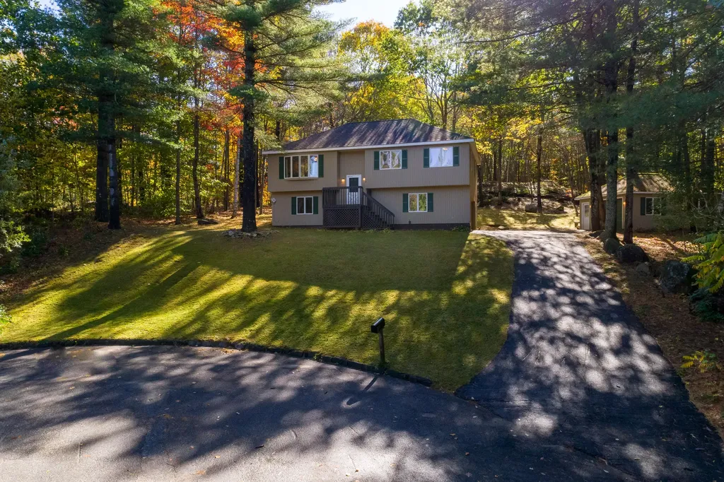 7 Teakwood Knolls Lewiston ME 04240