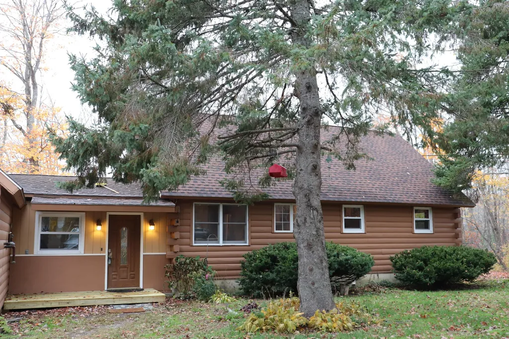 7 Yellow Brick Road Glenburn ME 04401
