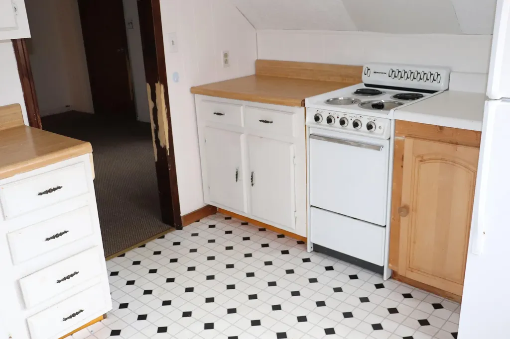 7 Yellow Brick Road Glenburn ME 04401