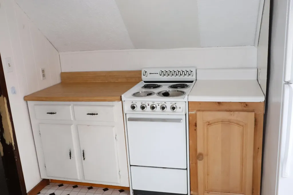 7 Yellow Brick Road Glenburn ME 04401