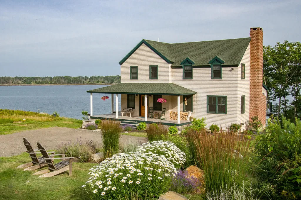 8 Donovan Road Bristol ME 04564
