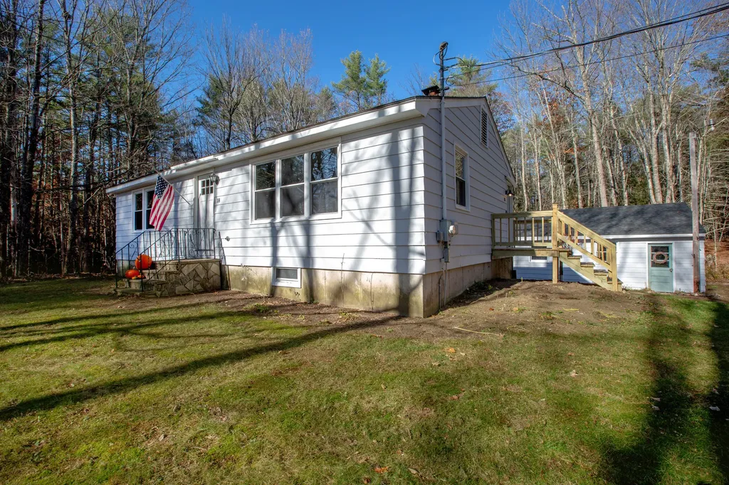 18 Wakefield Lane West Gardiner ME 04345