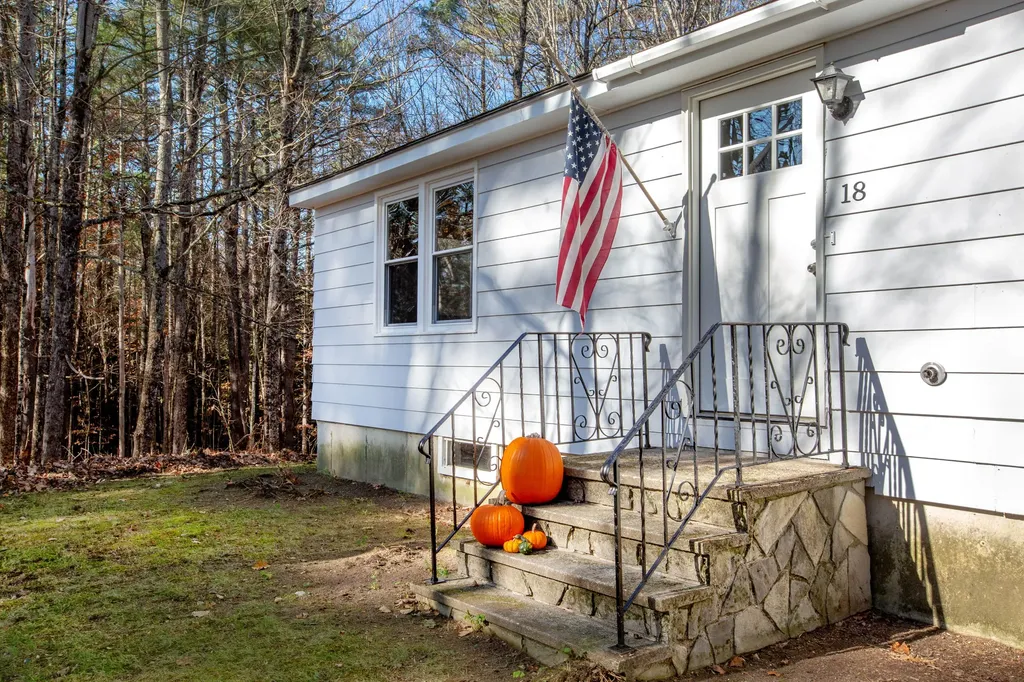 18 Wakefield Lane West Gardiner ME 04345