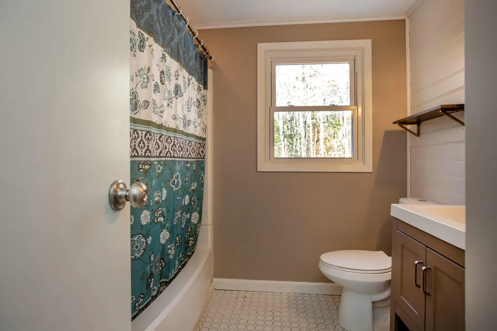 18 Wakefield Lane West Gardiner ME 04345