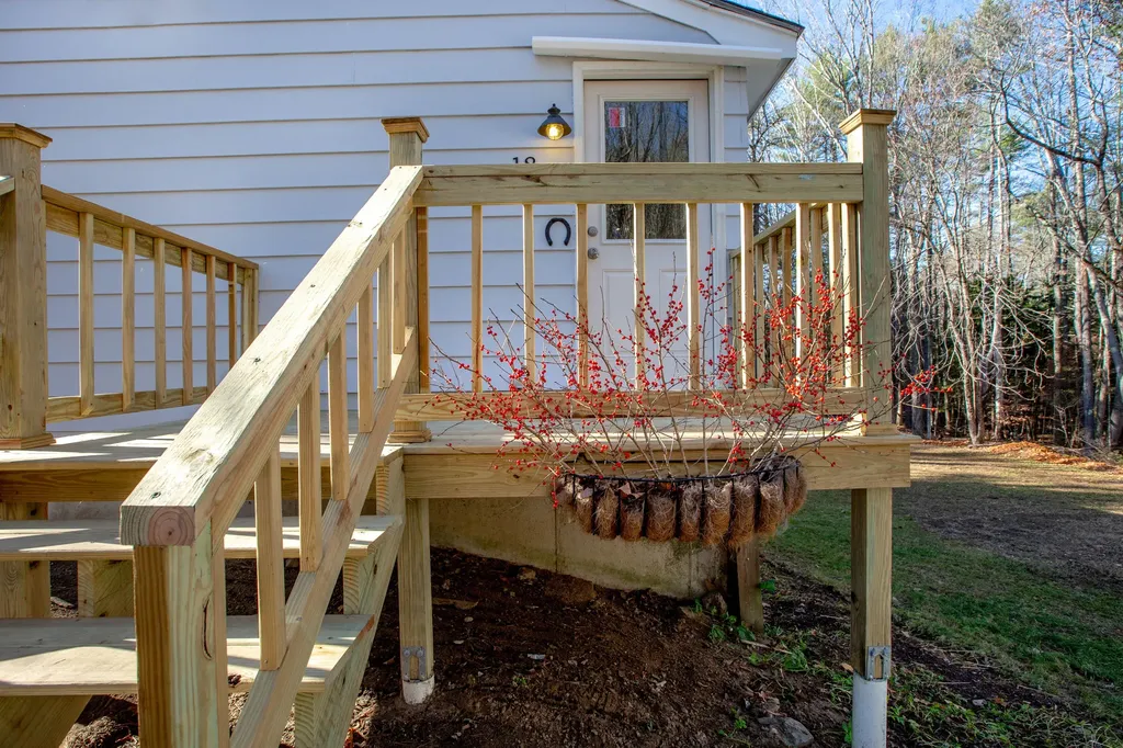 18 Wakefield Lane West Gardiner ME 04345
