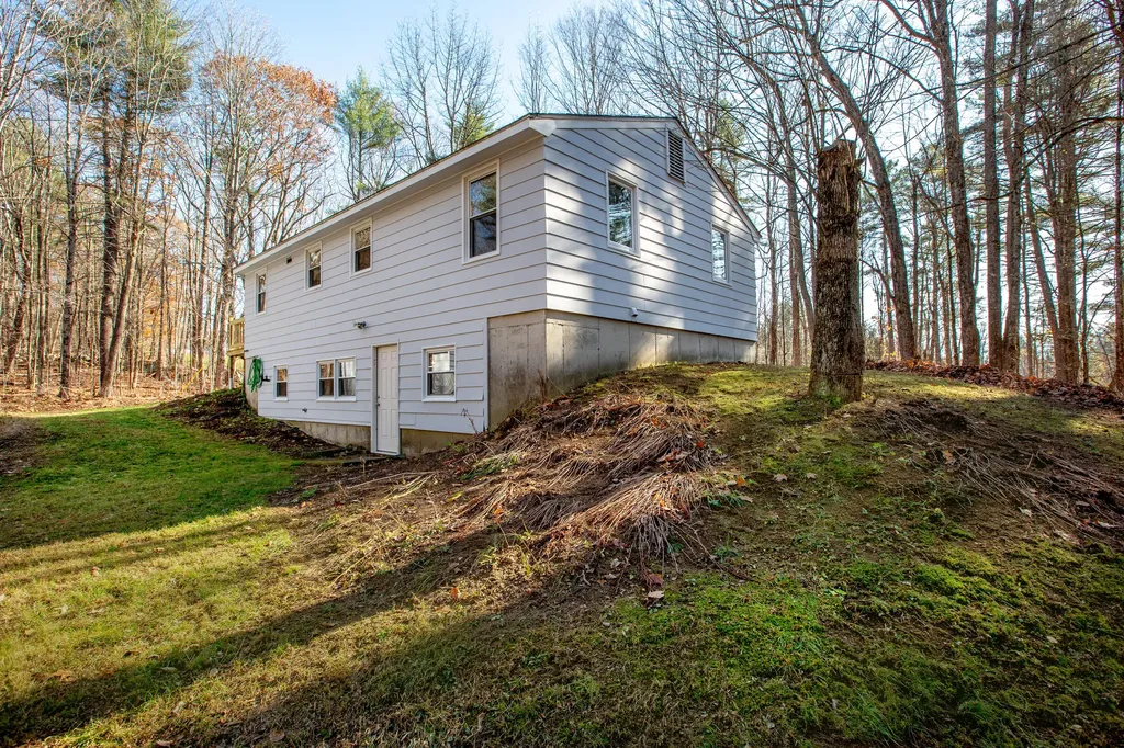 18 Wakefield Lane West Gardiner ME 04345