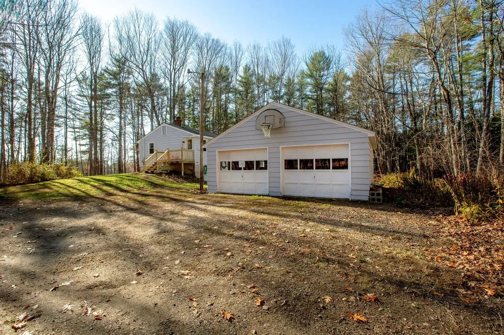 18 Wakefield Lane West Gardiner ME 04345