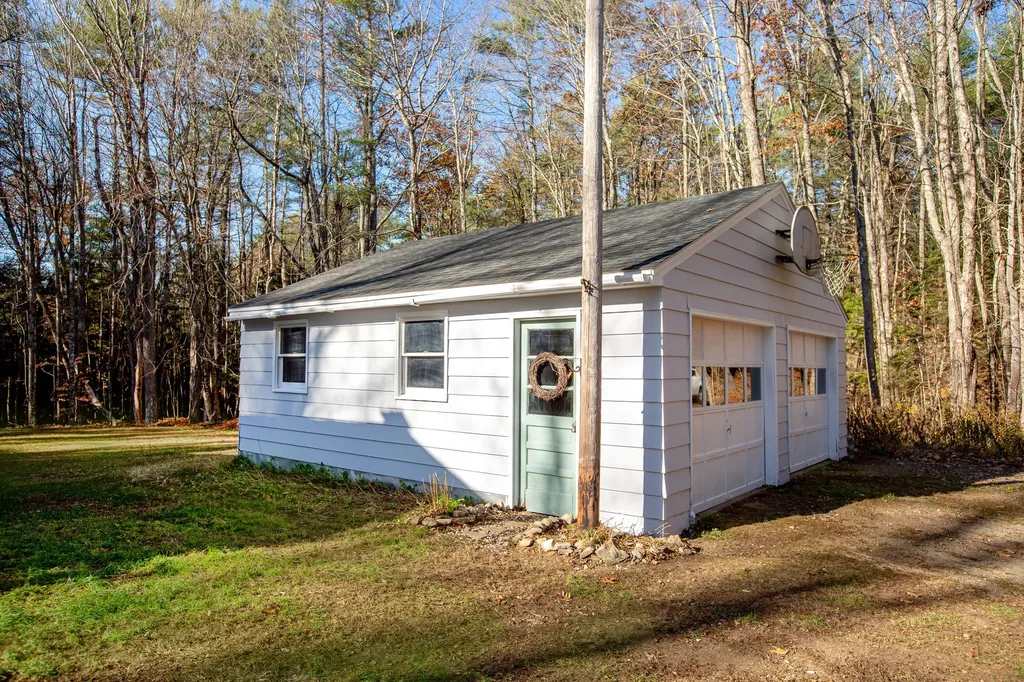 18 Wakefield Lane West Gardiner ME 04345