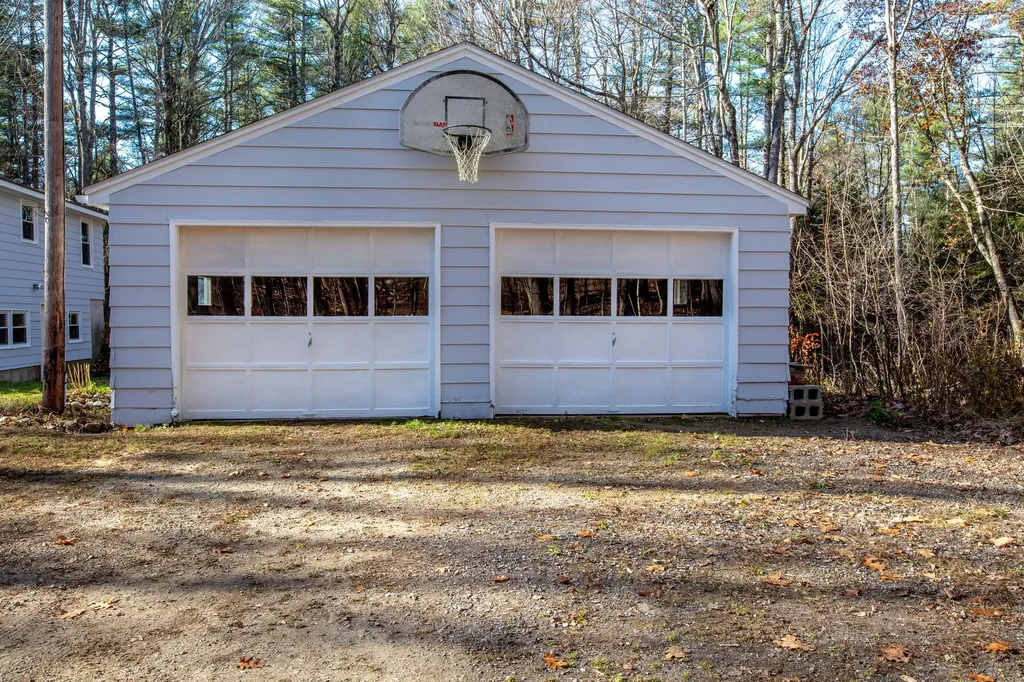 18 Wakefield Lane West Gardiner ME 04345
