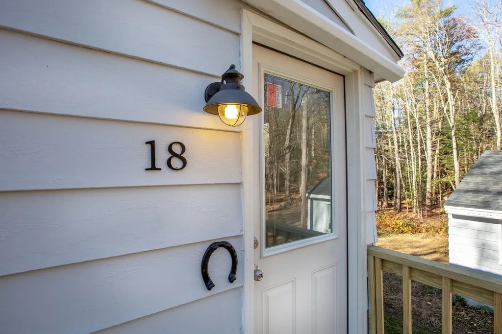 18 Wakefield Lane West Gardiner ME 04345