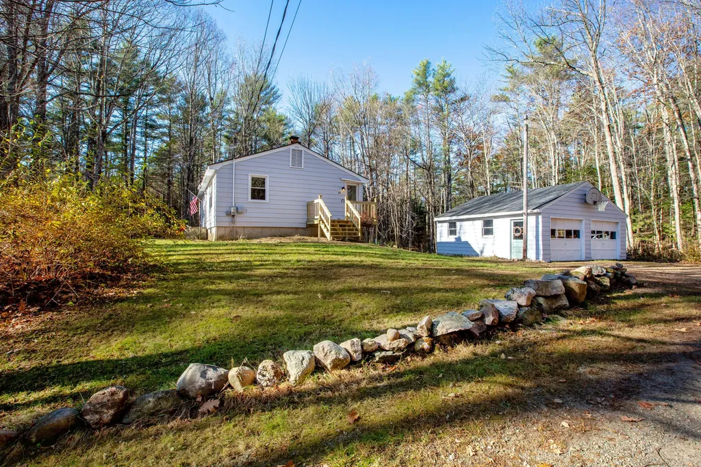 18 Wakefield Lane West Gardiner ME 04345