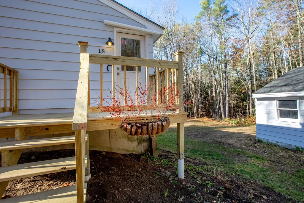 18 Wakefield Lane West Gardiner ME 04345
