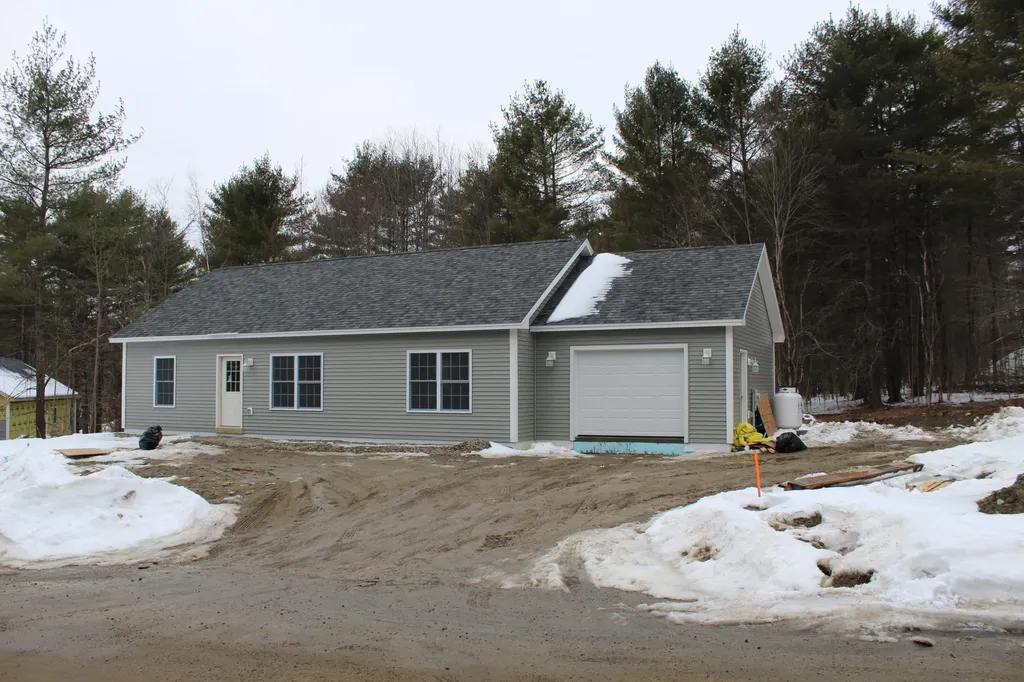 21 Doe Run Lewiston ME 04240