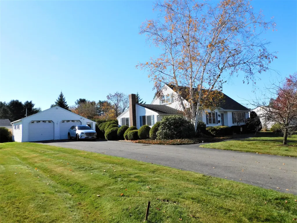 81 Birchwood Boulevard Brewer ME 04412