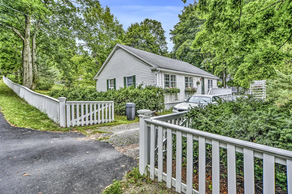 7 Chestnut Street Hallowell ME 04347