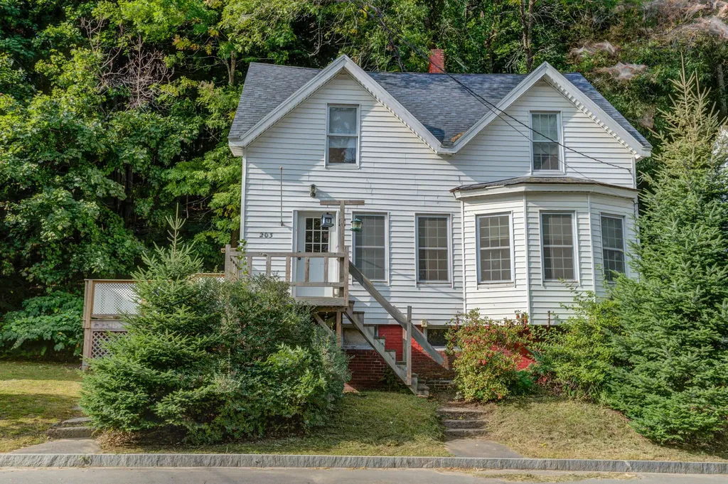 203 Riverside Drive Auburn ME 04210