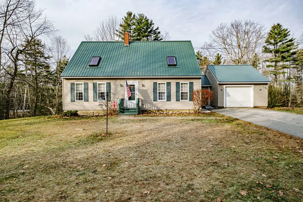 16 The Woods Road Union ME 04862