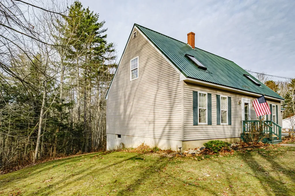 16 The Woods Road Union ME 04862