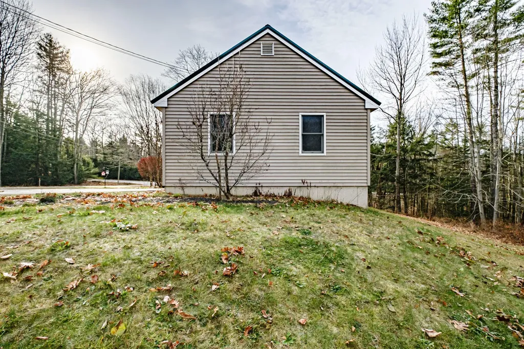 16 The Woods Road Union ME 04862