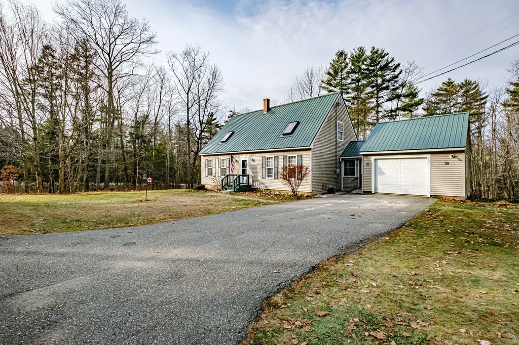 16 The Woods Road Union ME 04862