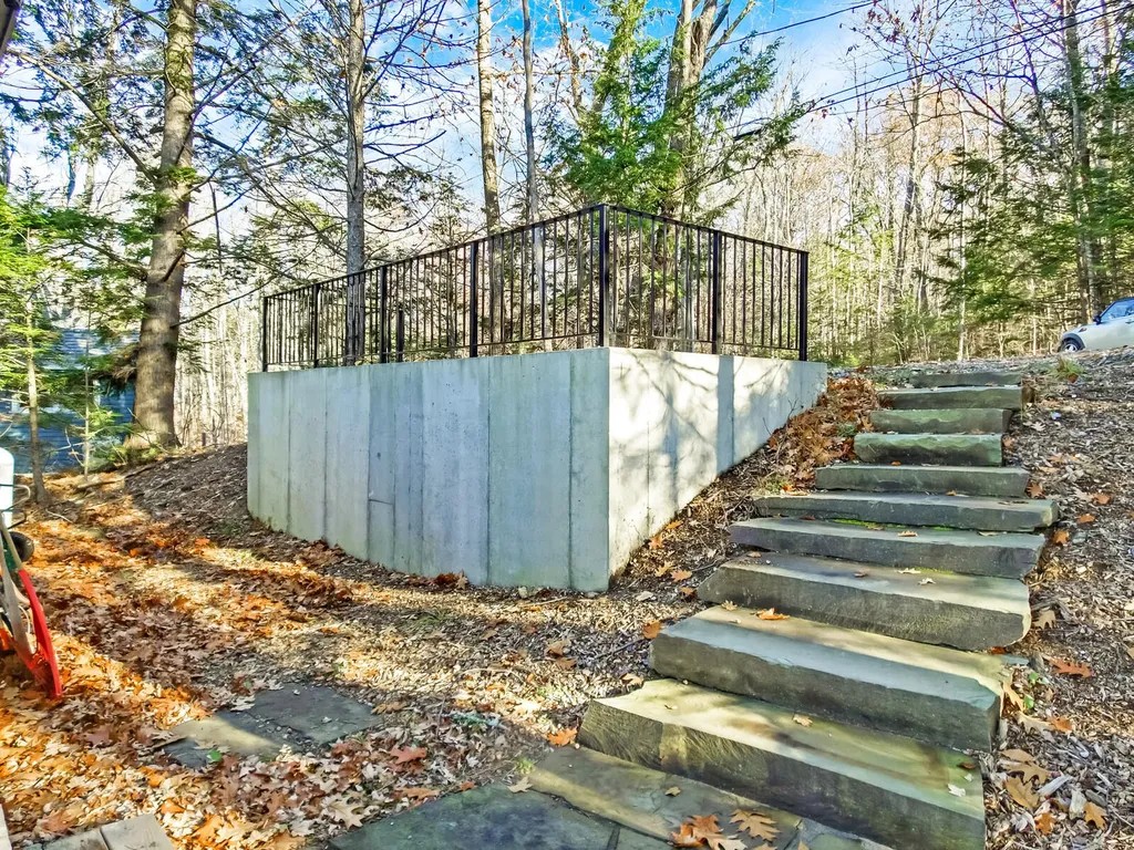64 Mansir Lane Richmond ME 04357