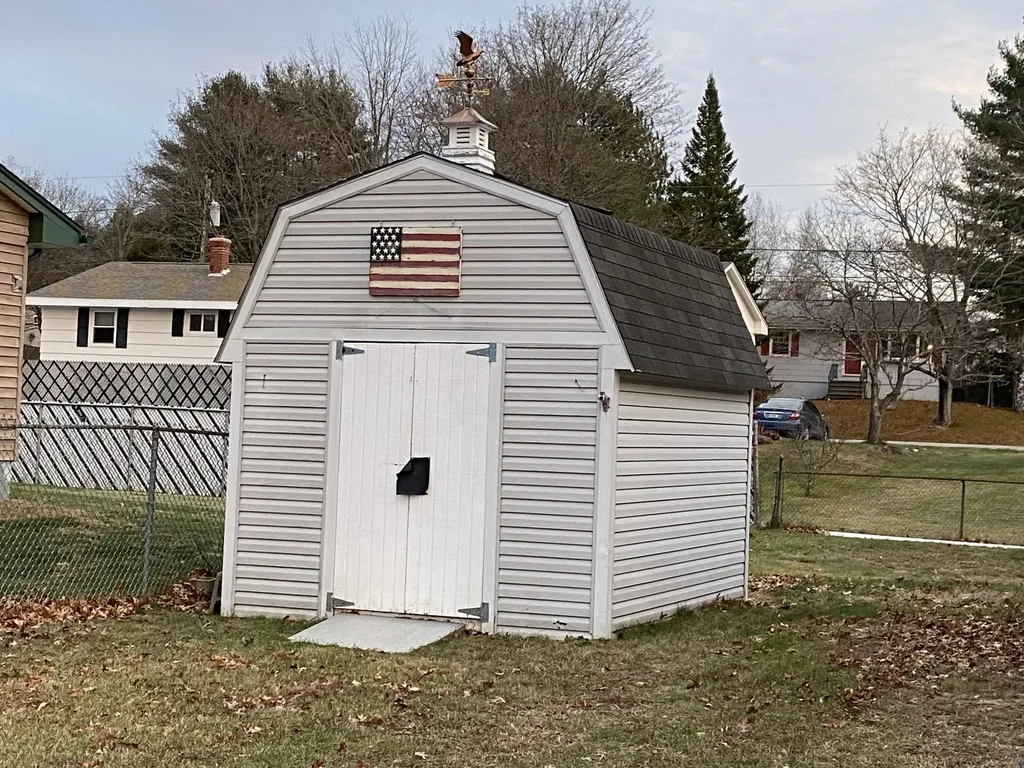 17 Swale Lane Lewiston ME 04240