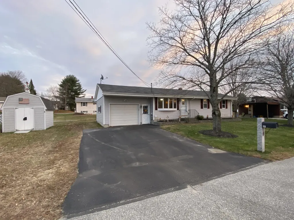 17 Swale Lane Lewiston ME 04240