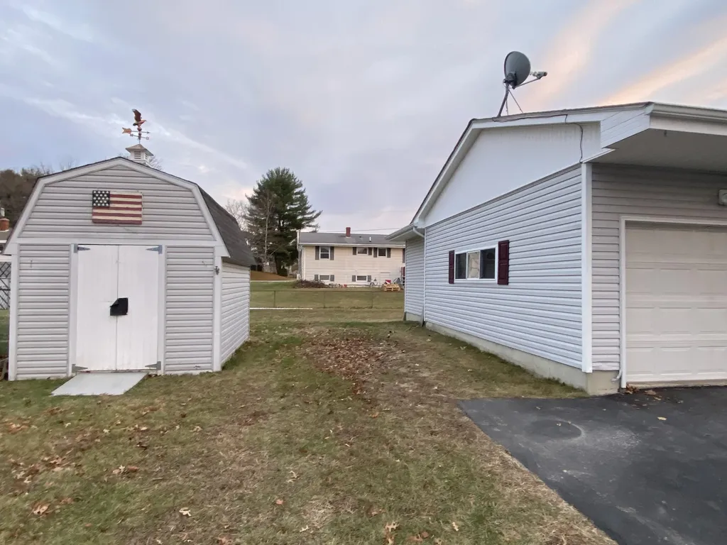 17 Swale Lane Lewiston ME 04240
