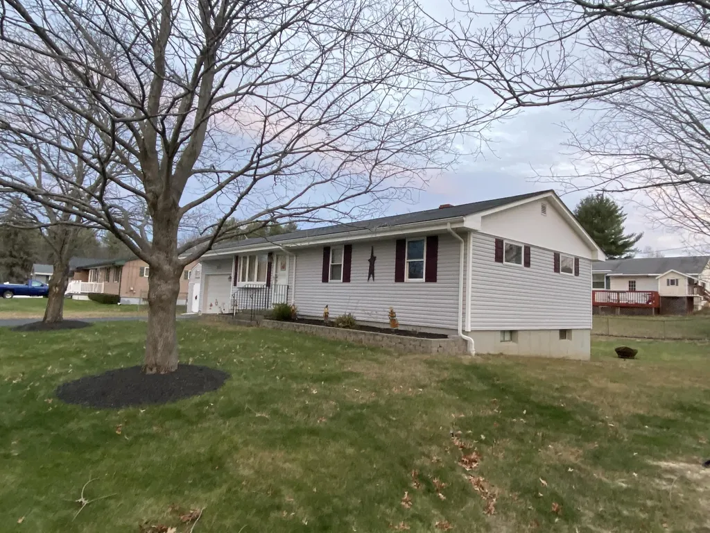 17 Swale Lane Lewiston ME 04240