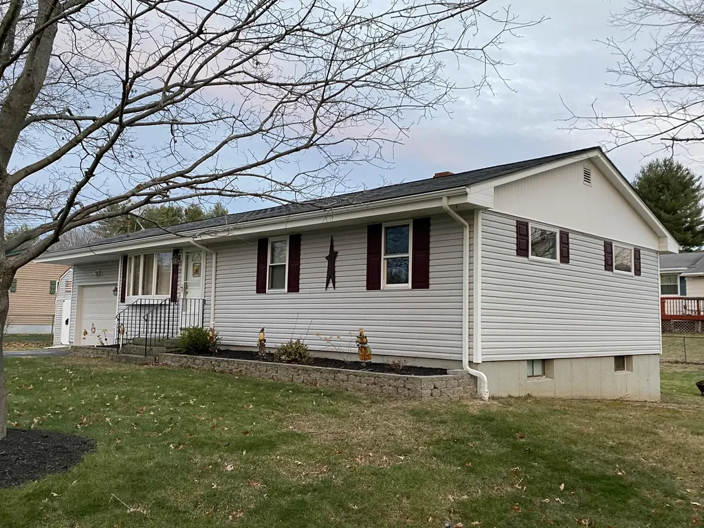 17 Swale Lane Lewiston ME 04240