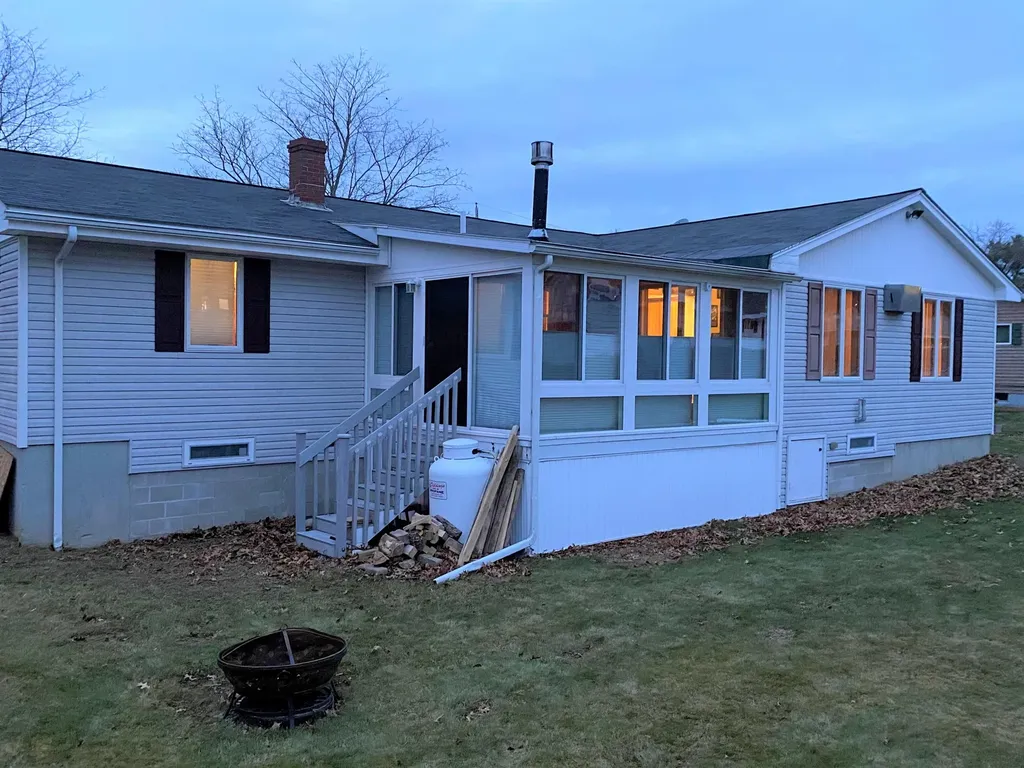 17 Swale Lane Lewiston ME 04240