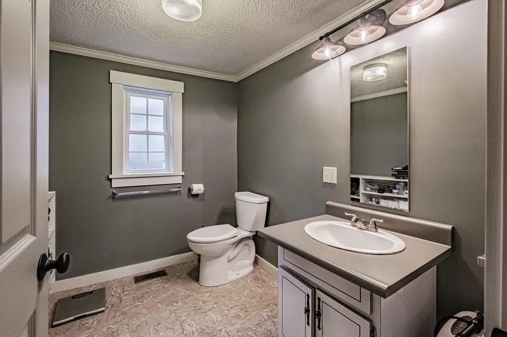 7 Old Union Road Washington ME 04574