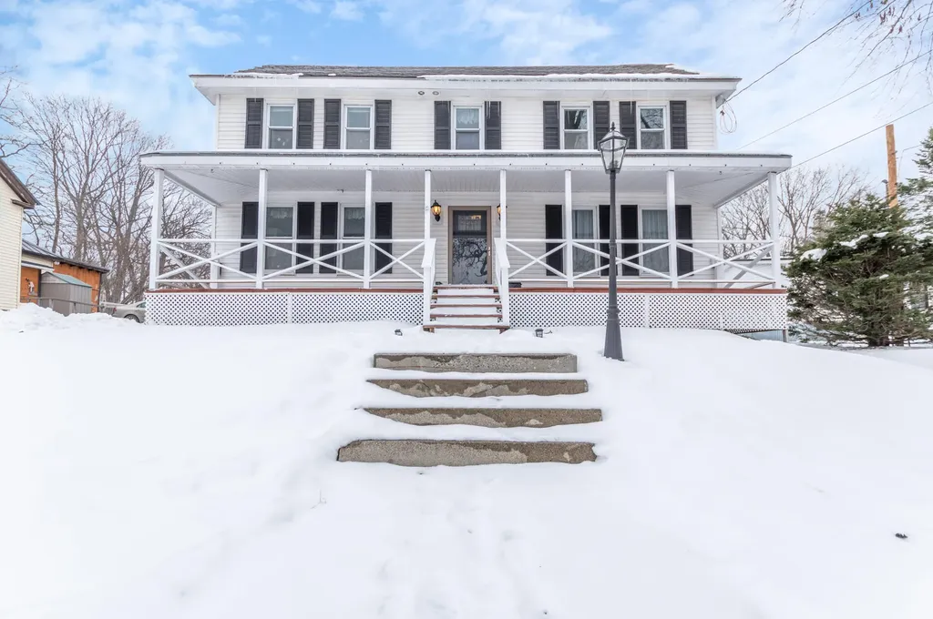25 Riverside Drive Eddington ME 04428