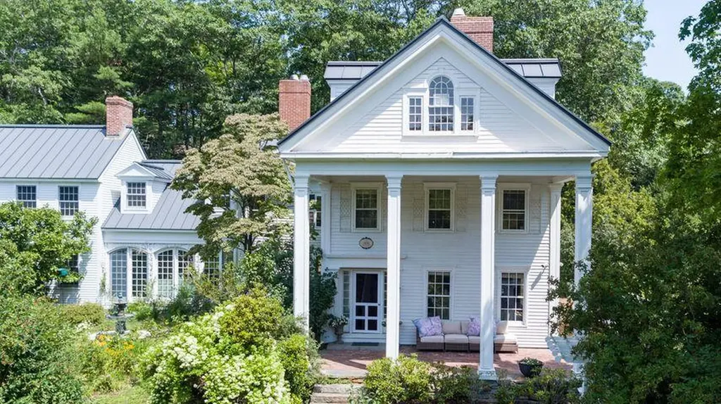 28 Flood Avenue Wiscasset ME 04578