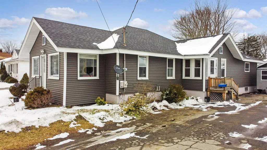 14 South Garand Street Winslow ME 04901