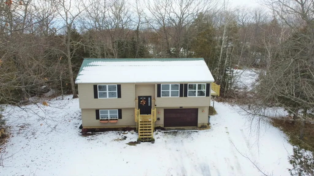 11 Leah's Lane Hermon ME 04401