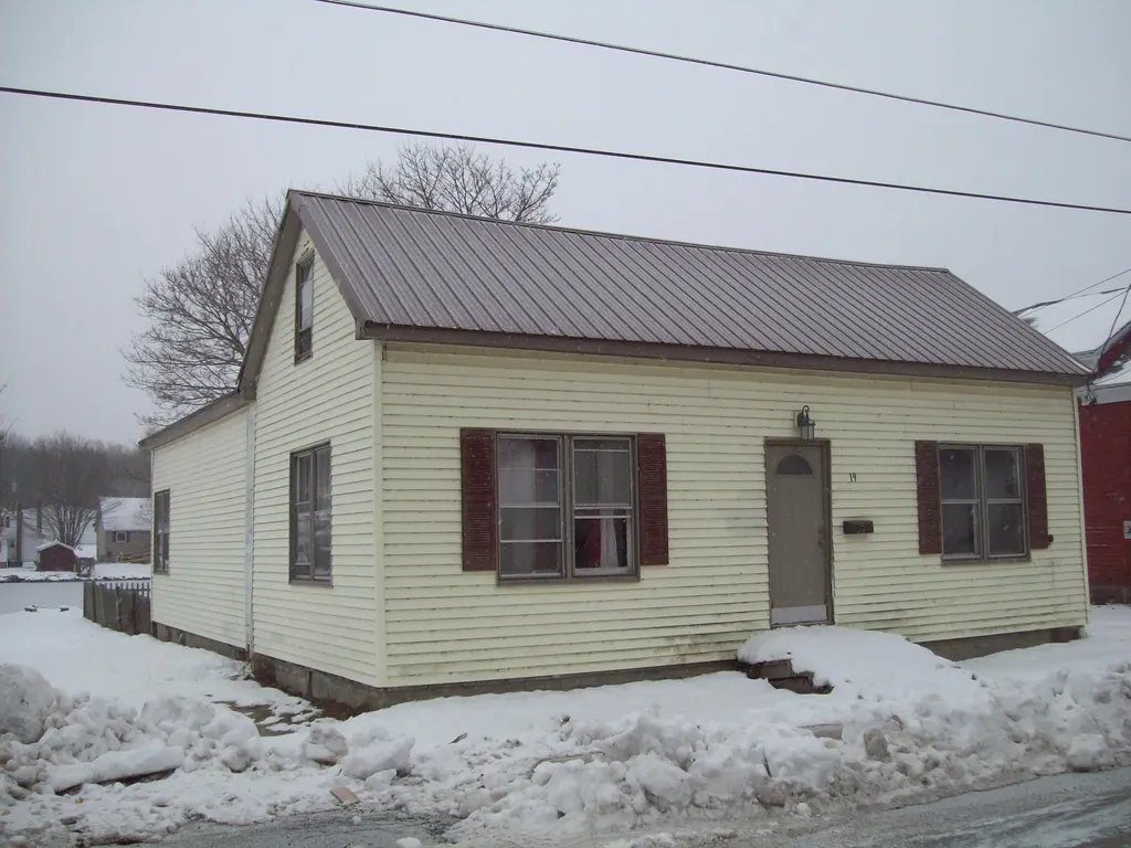 19 Lake Street Lincoln ME 04457