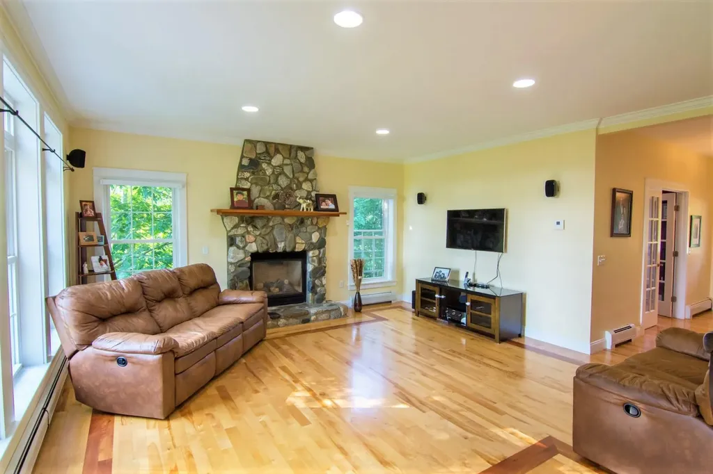 50 Dunton Circle Hampden ME 04444