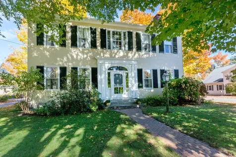 16 Elm Street Topsham ME 04086