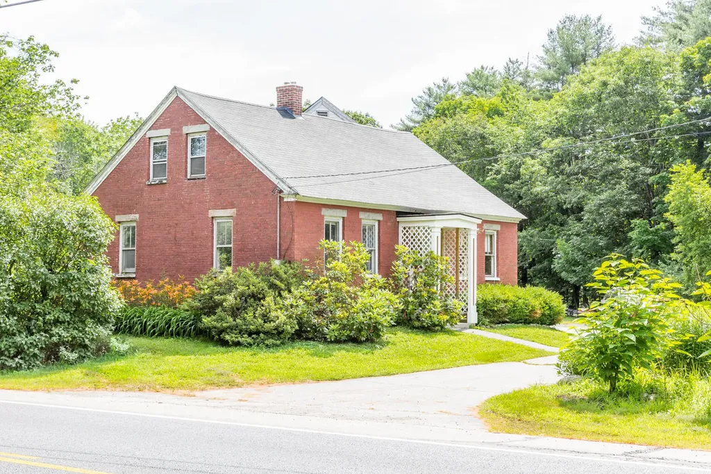 281 Narragansett Trail Buxton ME 04093
