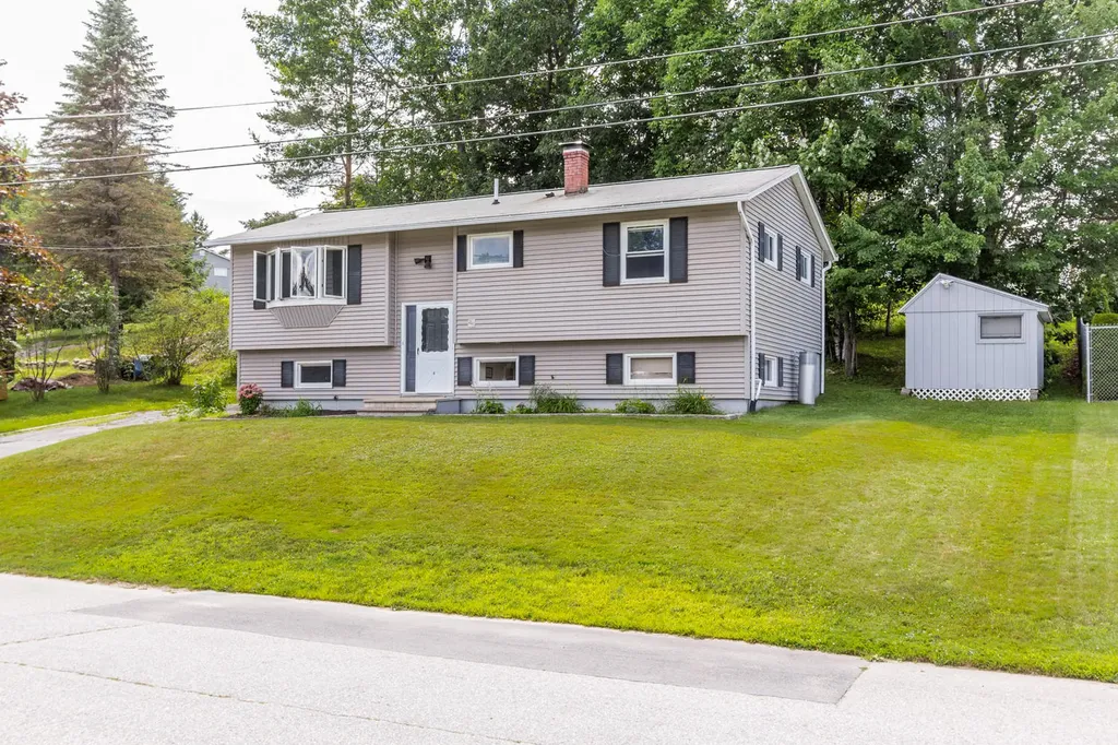 4 Swale Lane Lewiston ME 04240