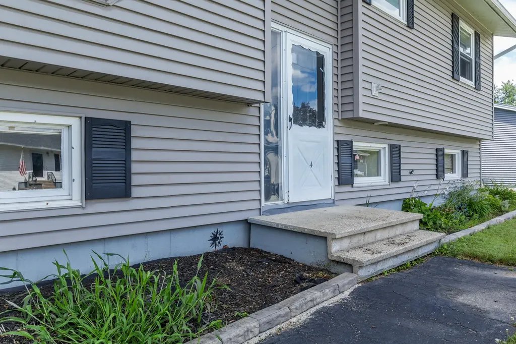4 Swale Lane Lewiston ME 04240