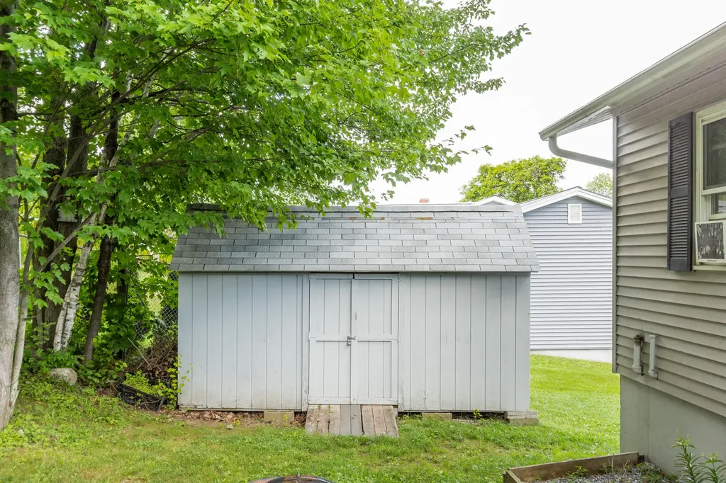 4 Swale Lane Lewiston ME 04240