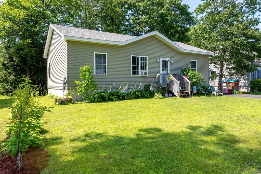 4 Hawthorne Lane Topsham ME 04086