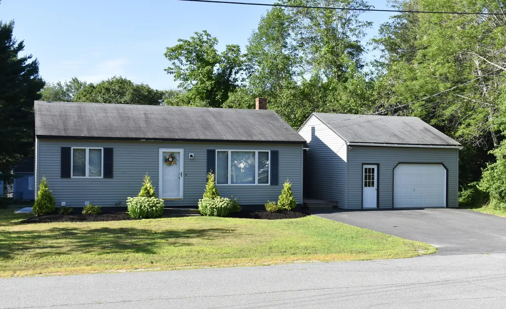11 Spruce Lane Topsham ME 04086